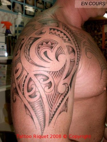 tatouage polynesien. tatouage polynesien epaule